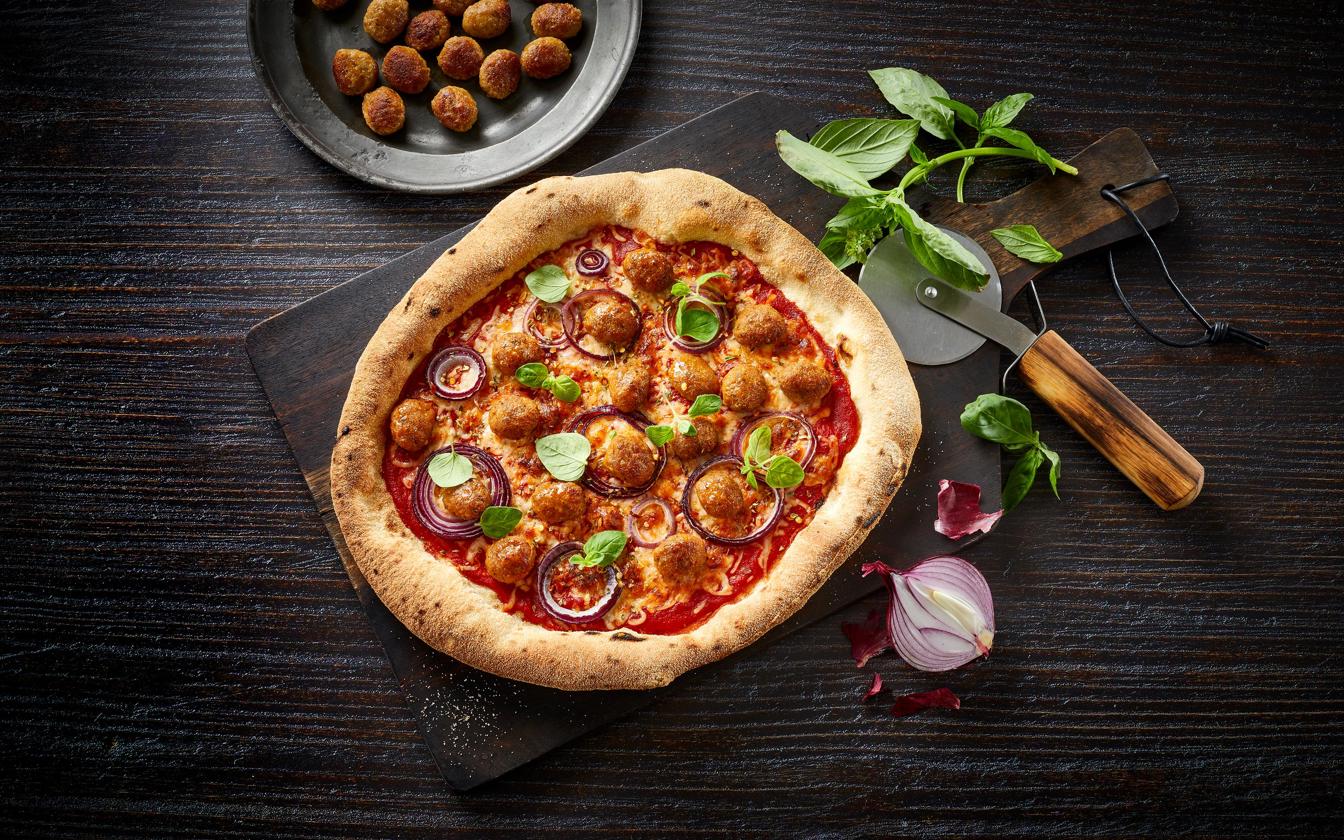Pizza med kødboller