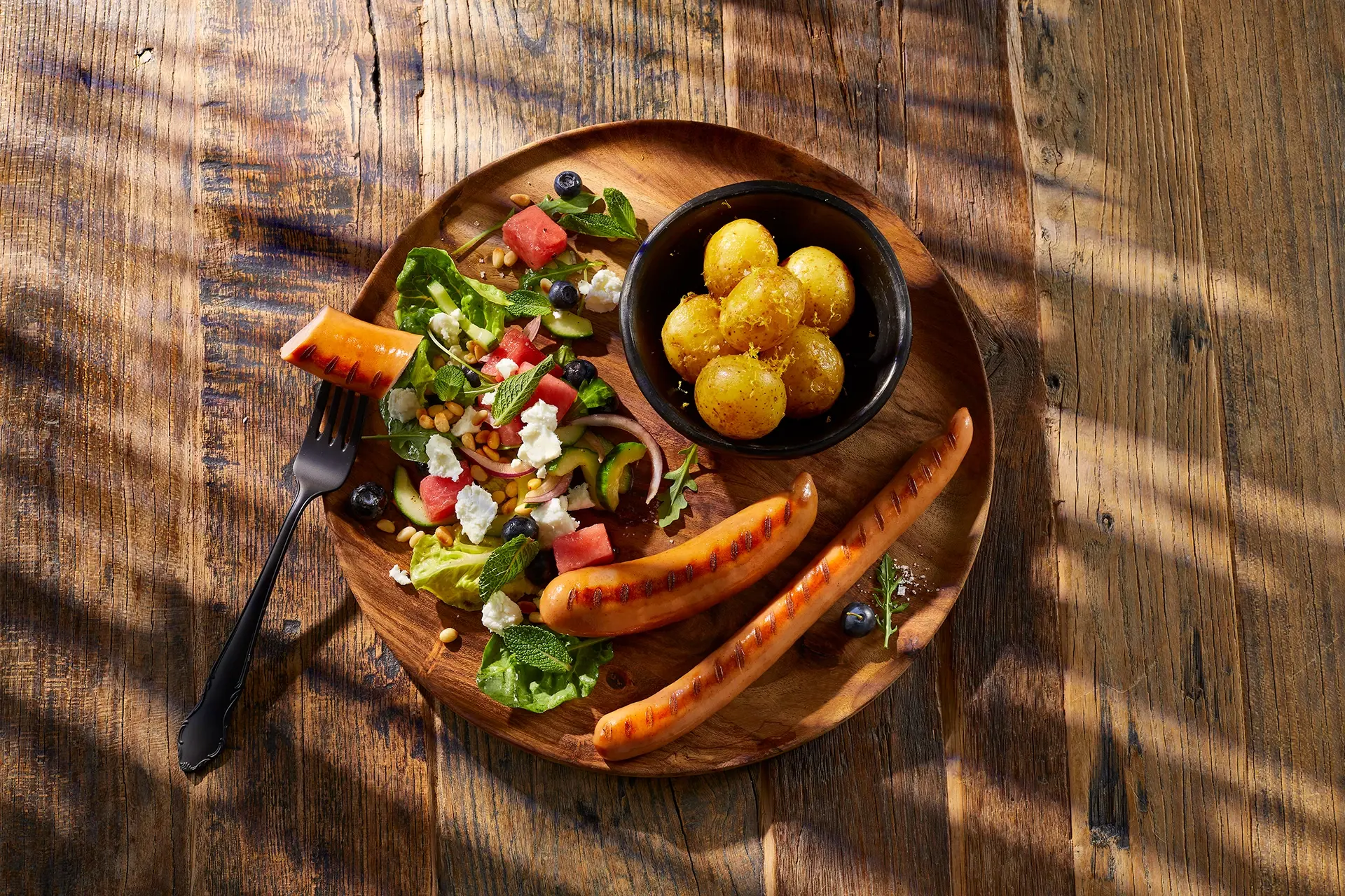 Grillade korvar med sommarsallad med melon och fetaost