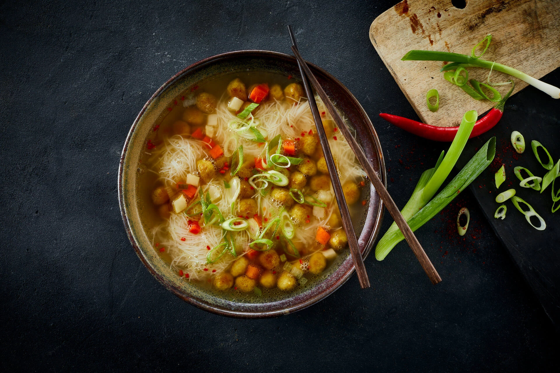 Oksekødssuppe med nudler og karryristede kødboller
