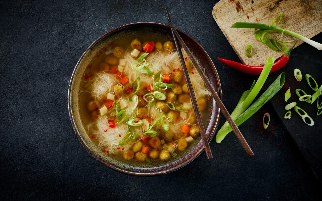 Oksekødssuppe med nudler og karryristede kødboller