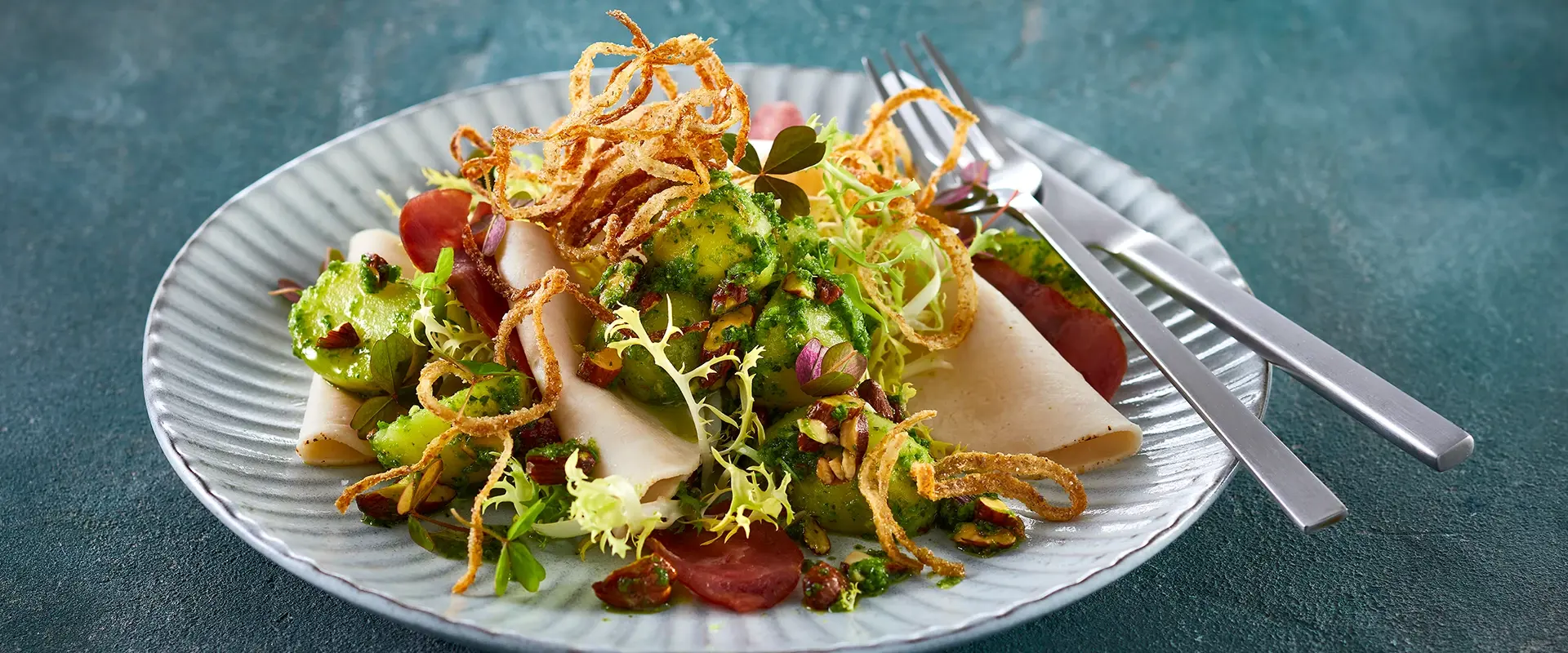 Kartoffelsalat med kyllingebryst og friterede løgringe