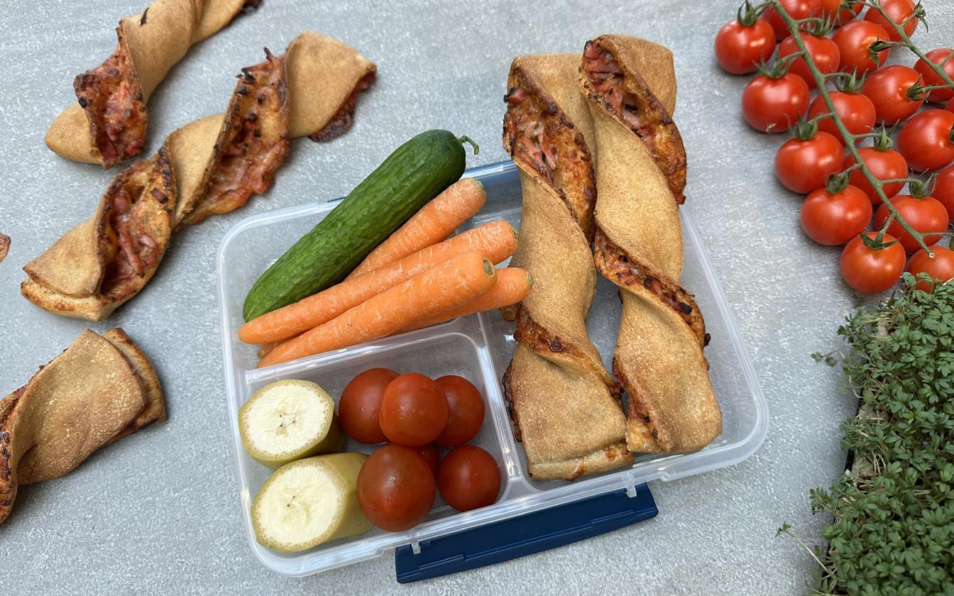 Fuldkorns-pizza-twister med skinke og mozzarella