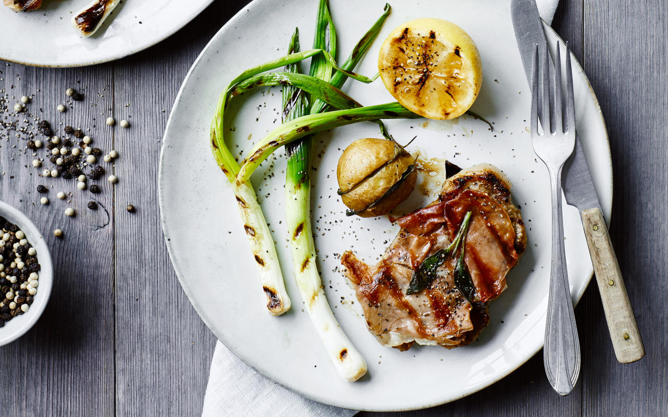 Grillet kotelet med citron og lufttørret skinke