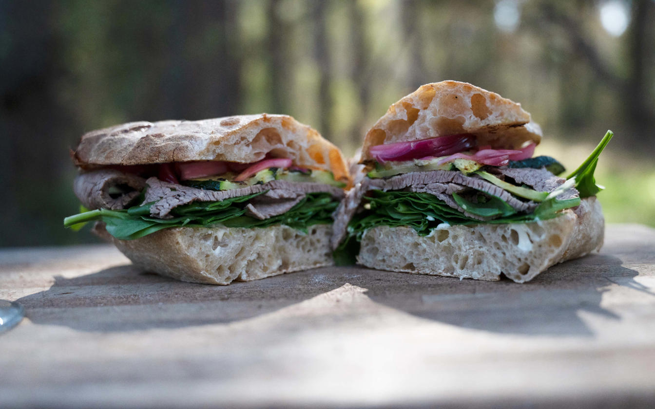 Sandwich med kalvefilet, grillet tilbehør og dijonnaise