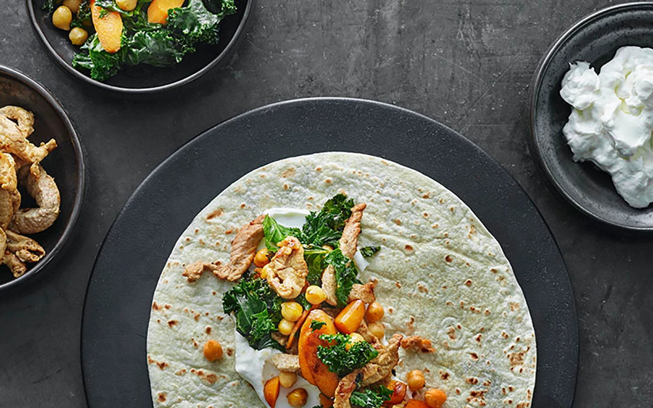 Fladbrød med krydderstegte minutstrimler, grøntsager og kikærter