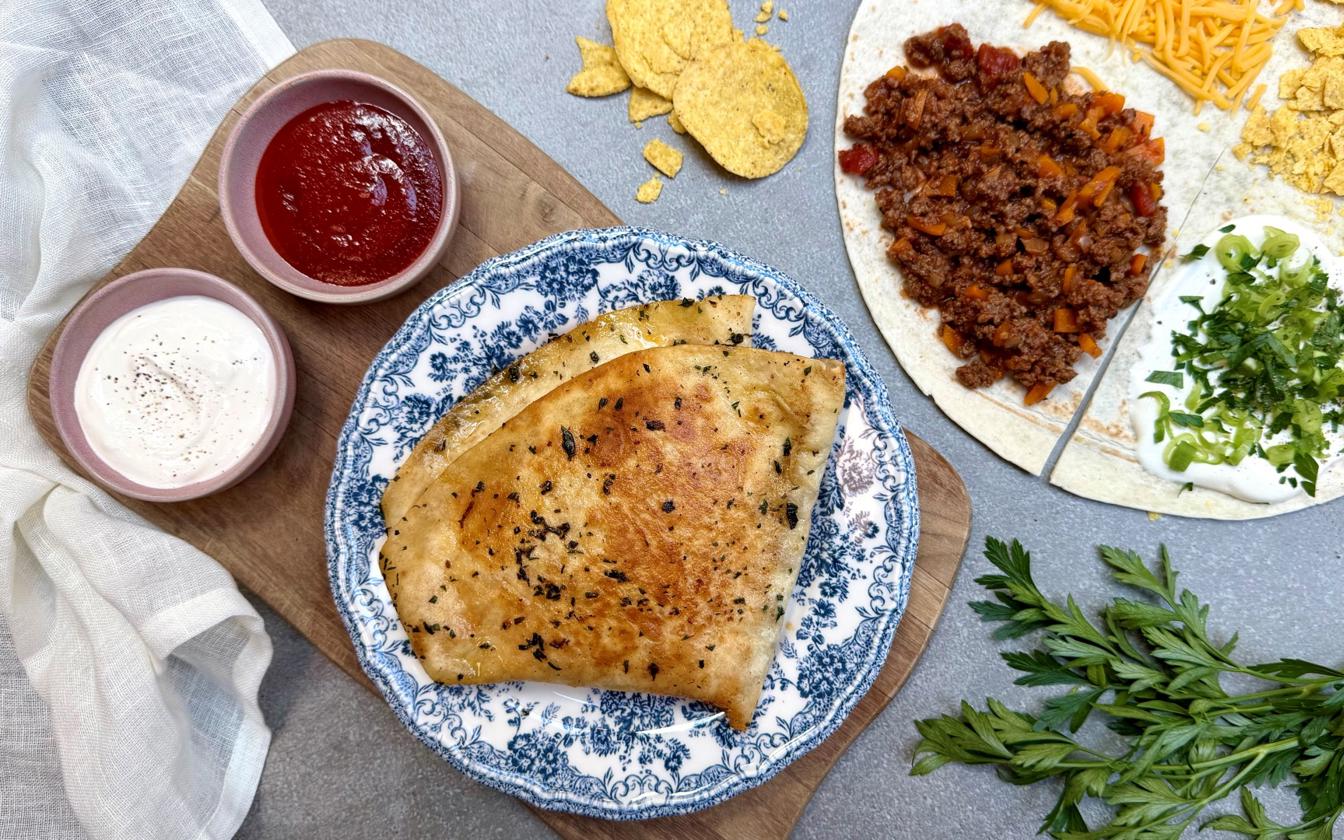 Sprød tortilla-wrap med kødsovs og cheddar