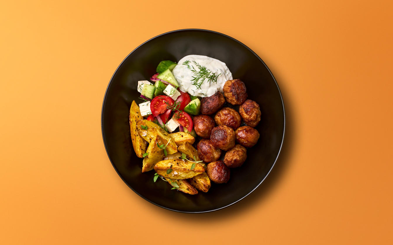 Meatballs med græske kartofler, salat og tzatziki