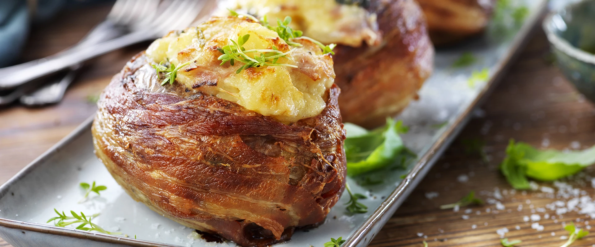 Bagekartofler med fyld og baconsvøb