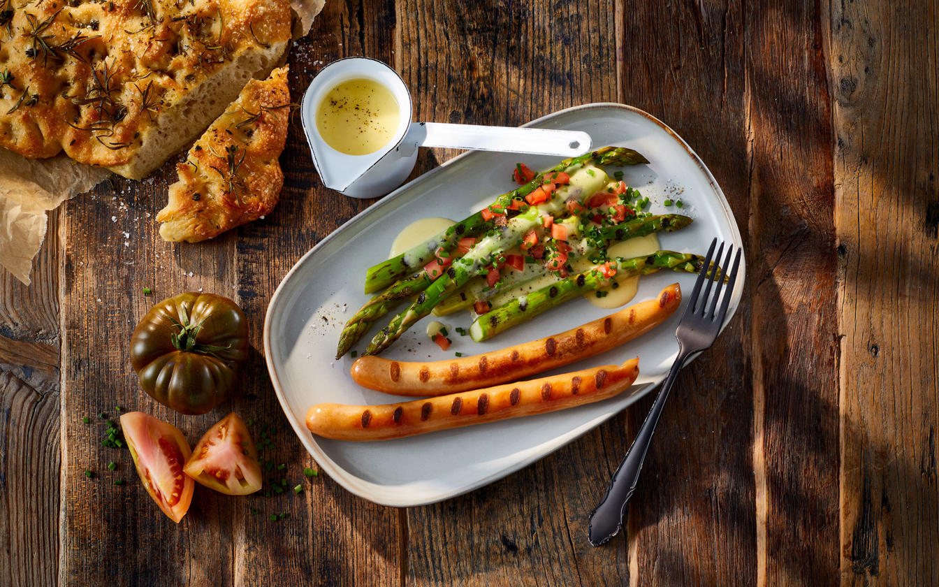 Grillpølser med asparges og tomat-bearnaise