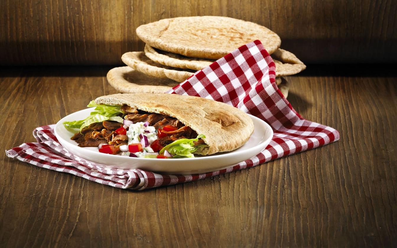 Pita med Pulled Pork og tzatziki