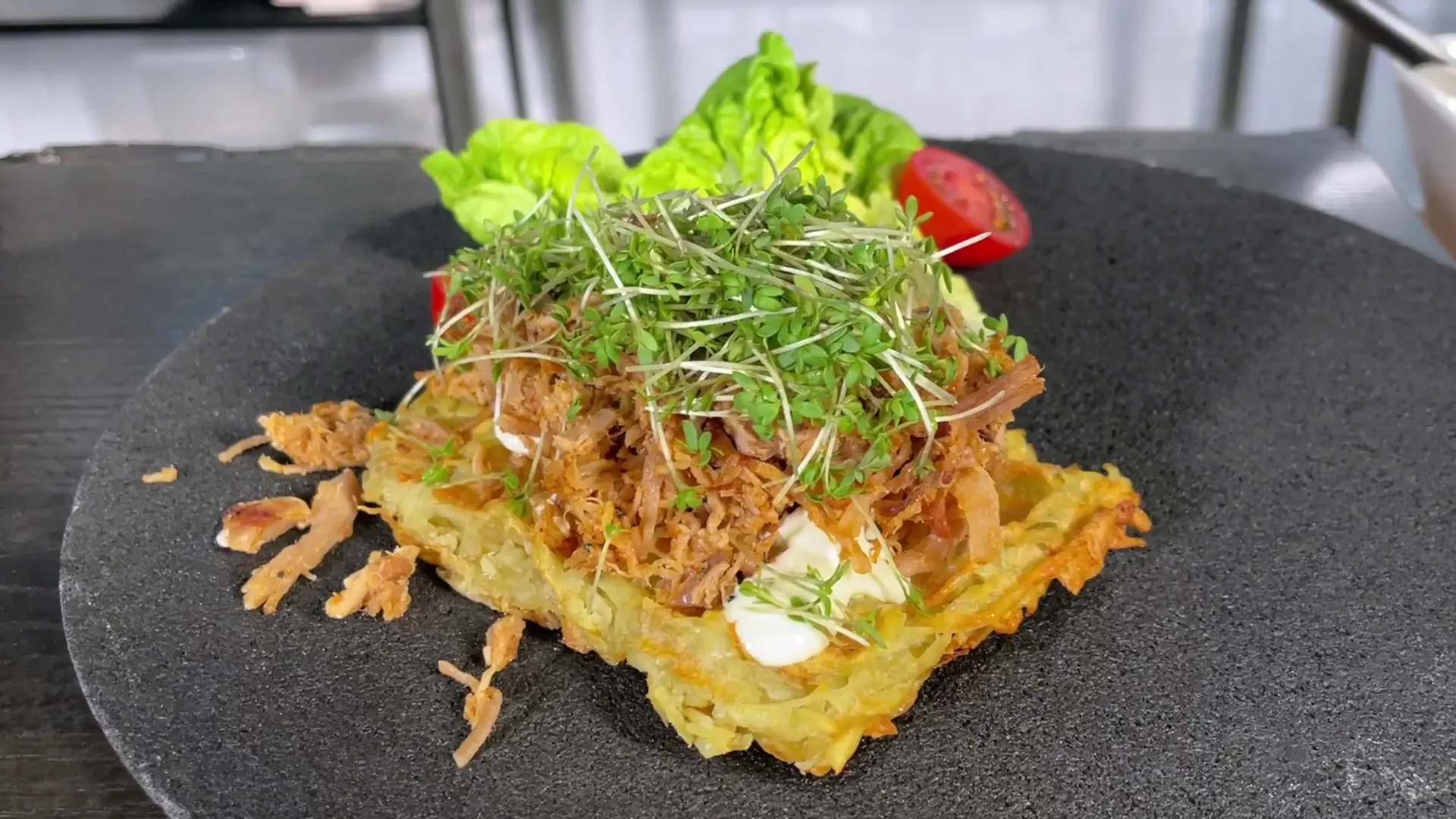 Kartoffelwaffel mit Pulled Pork und Wasabi-Crème
