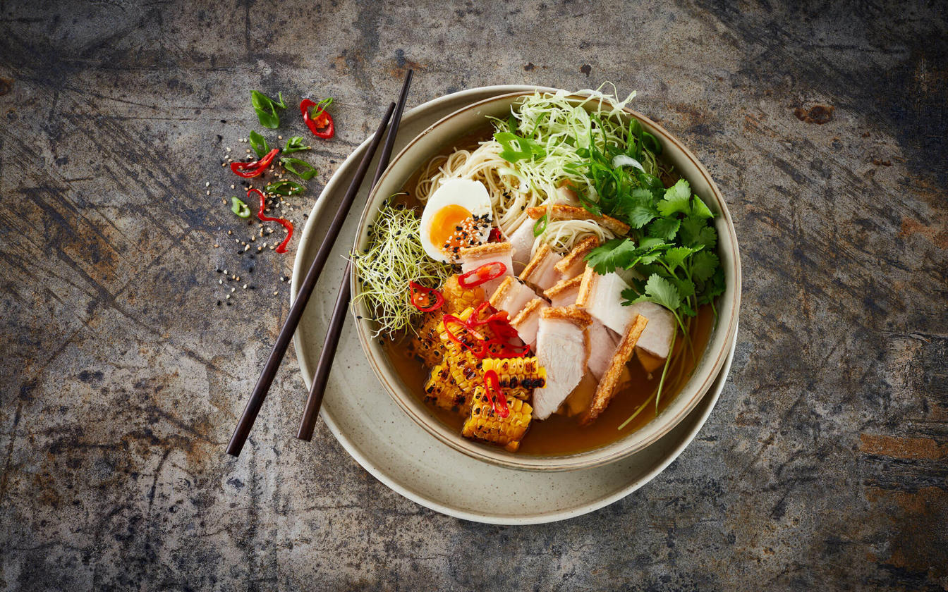 Ramen med nudler og flæskesteg