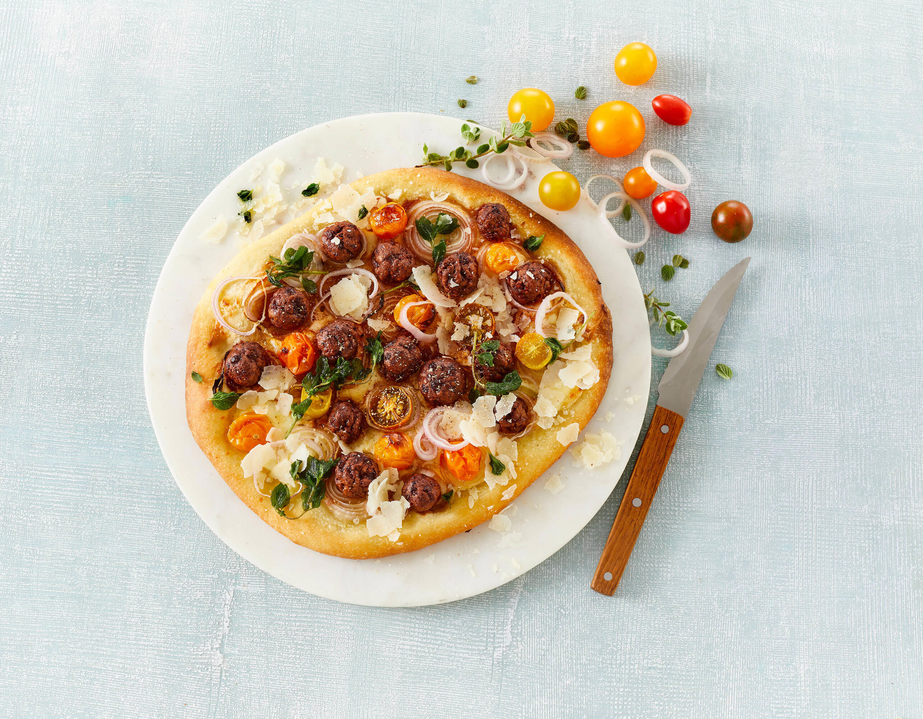 Pizza med kødboller af veggie fars