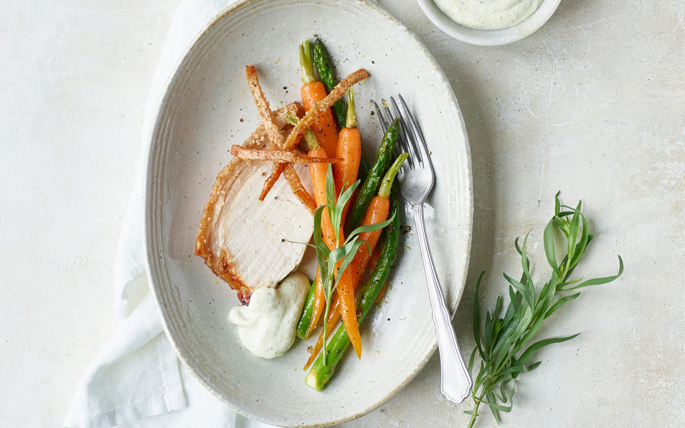 Flæskesteg med glaserede gulerødder & estragon dipsauce