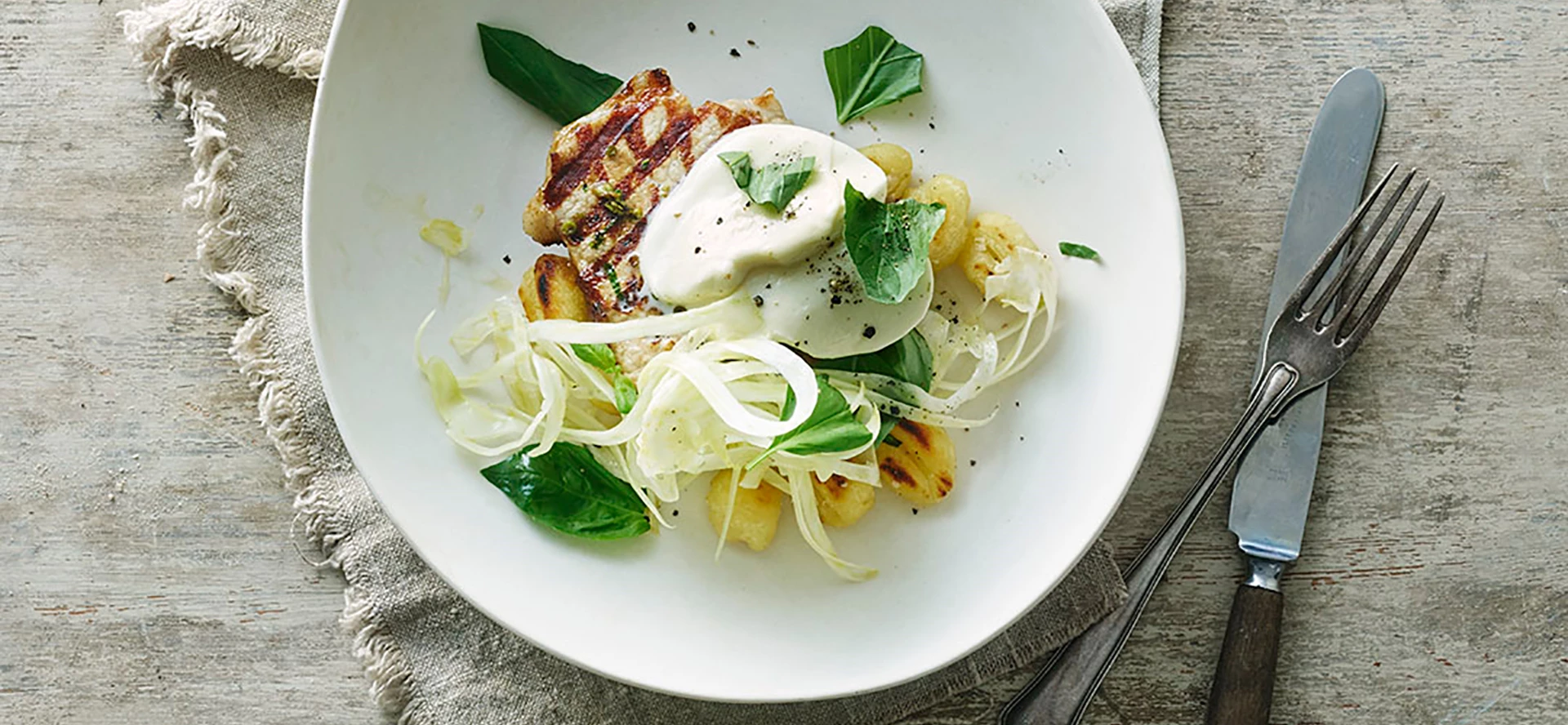 Grillede minutkoteletter med mozzarella, gnocchi og fennikelsalat