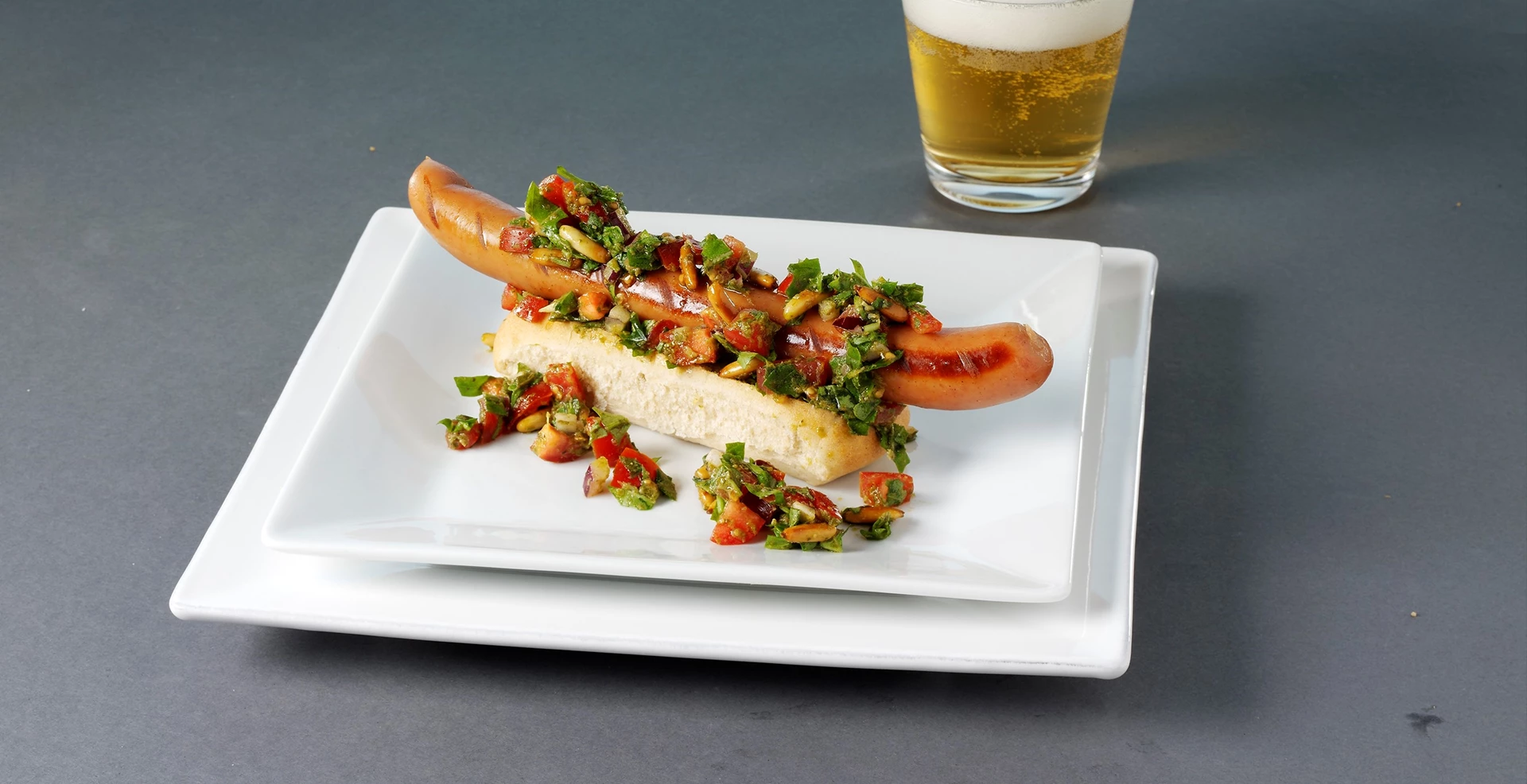 Hotdog med pesto, rucola og pinjekerner