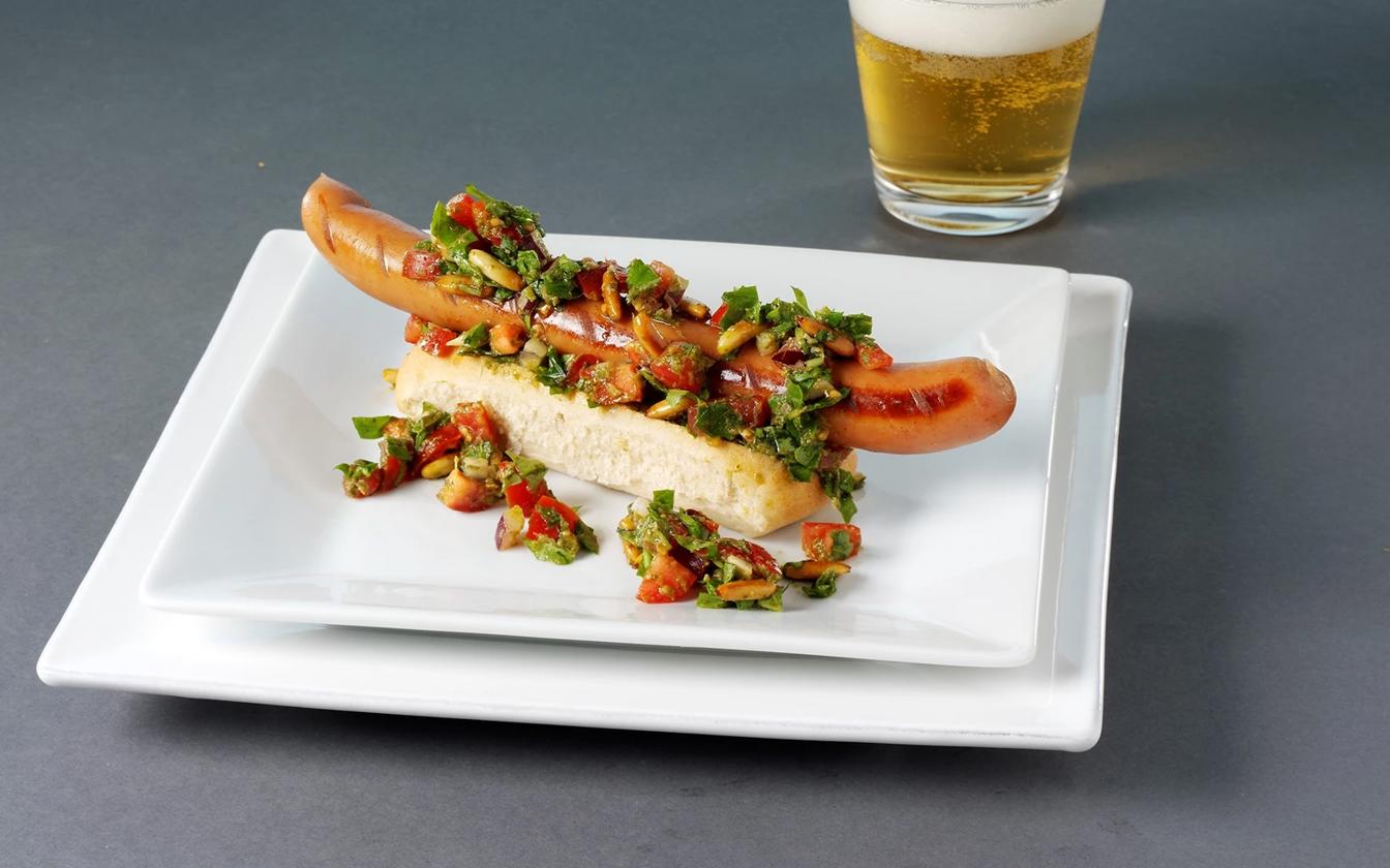 Hotdog med pesto, rucola og pinjekerner