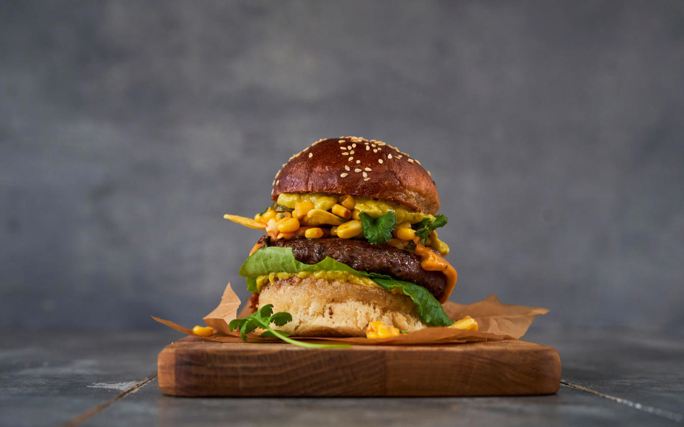 Burger BOOST med guacamole og majssalsa