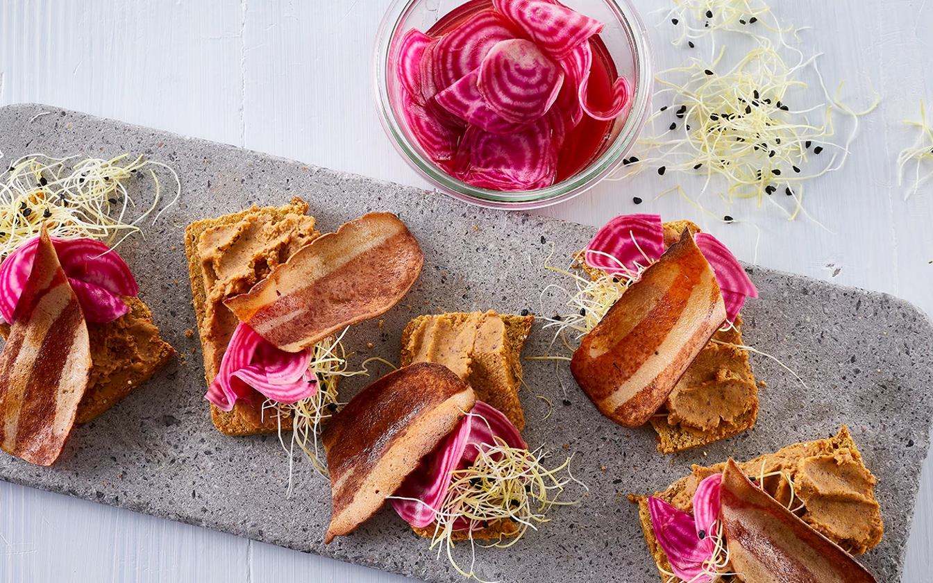 Glutenfri brød med Veggie postej, syltede bolsjebeder og hvidløgsspirer