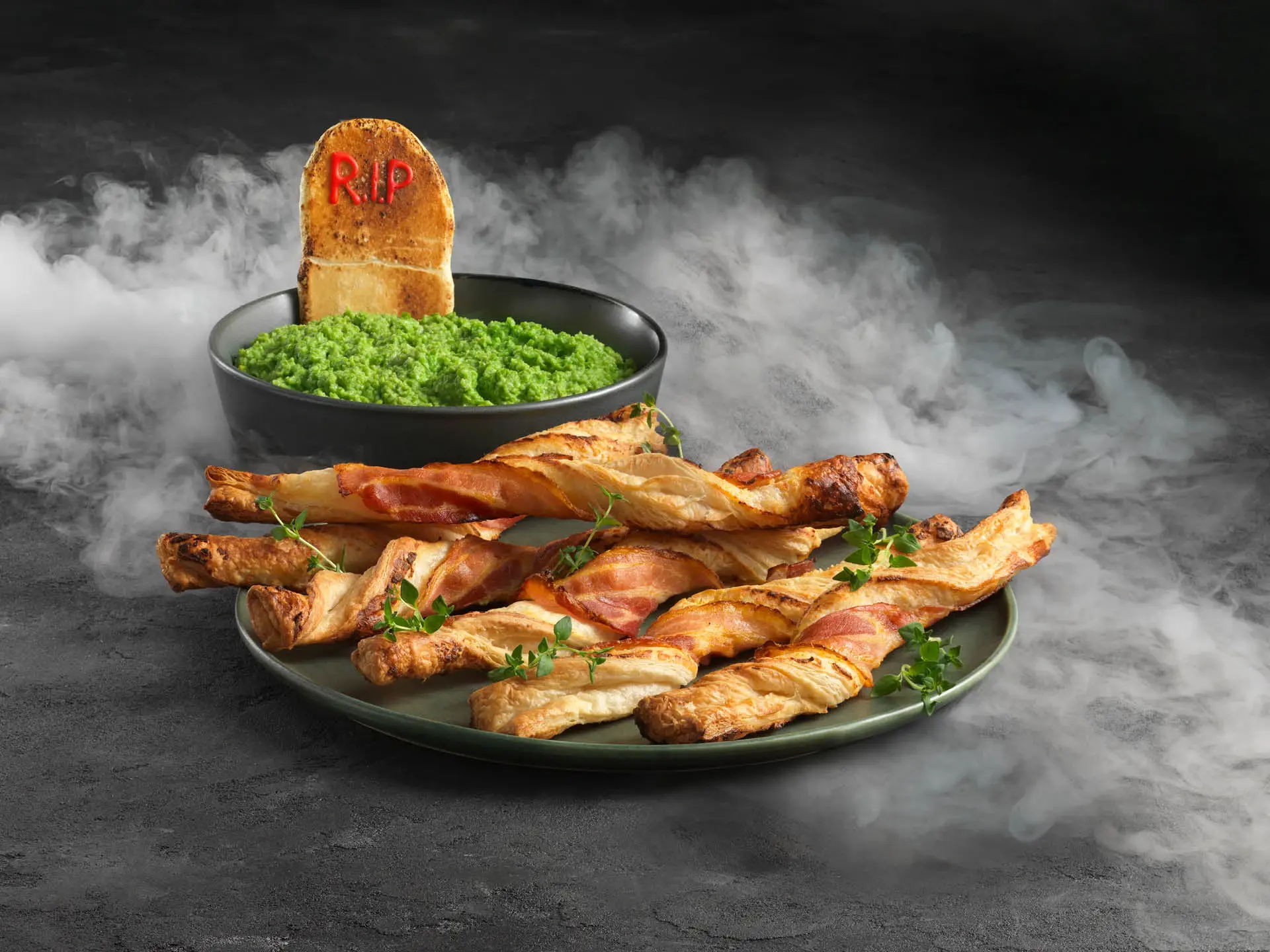 Bacontwists med ärtpuré-dipp