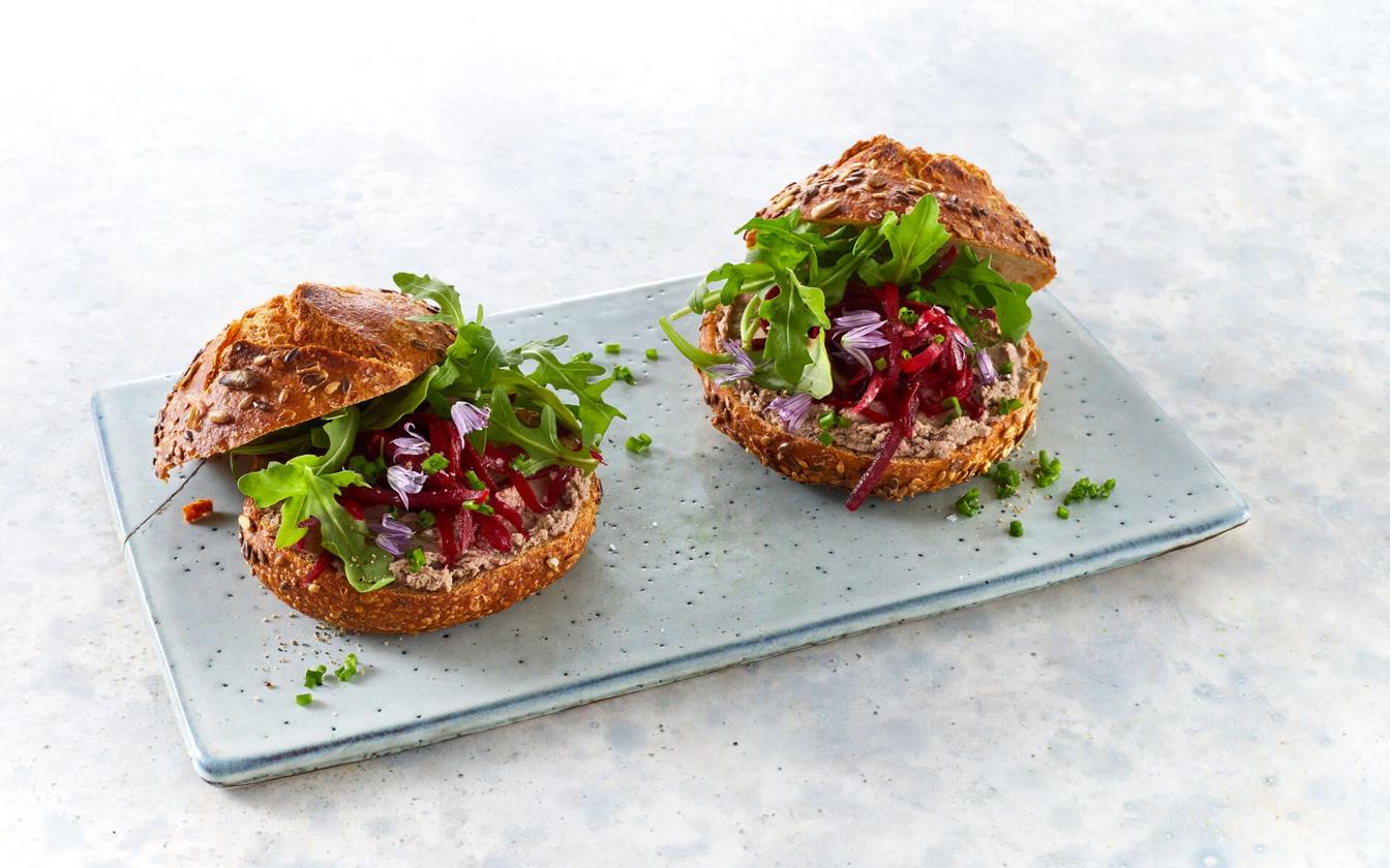 Rugbrødsbolle med Baconpostej og marinerede rødbeder