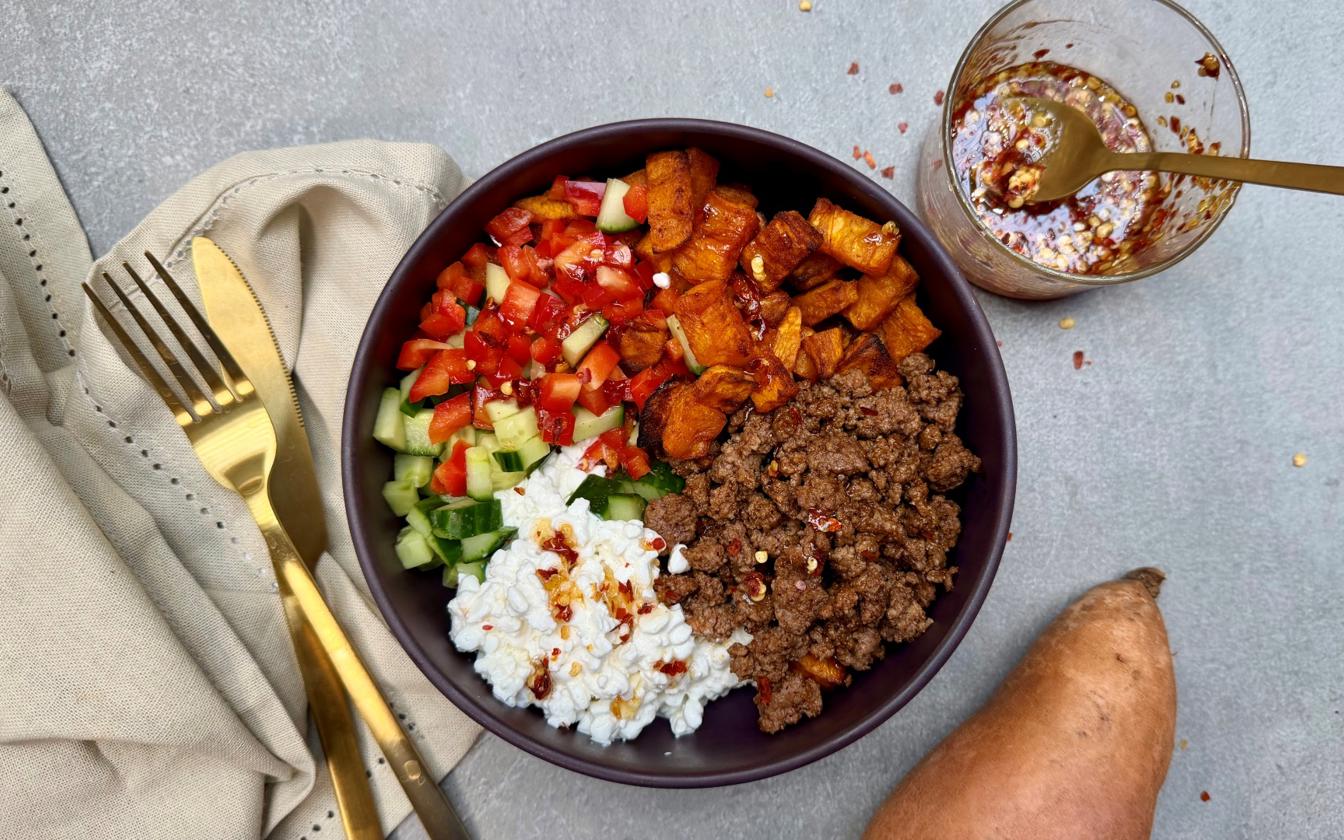 Hytteost bowl med bagte søde kartofler