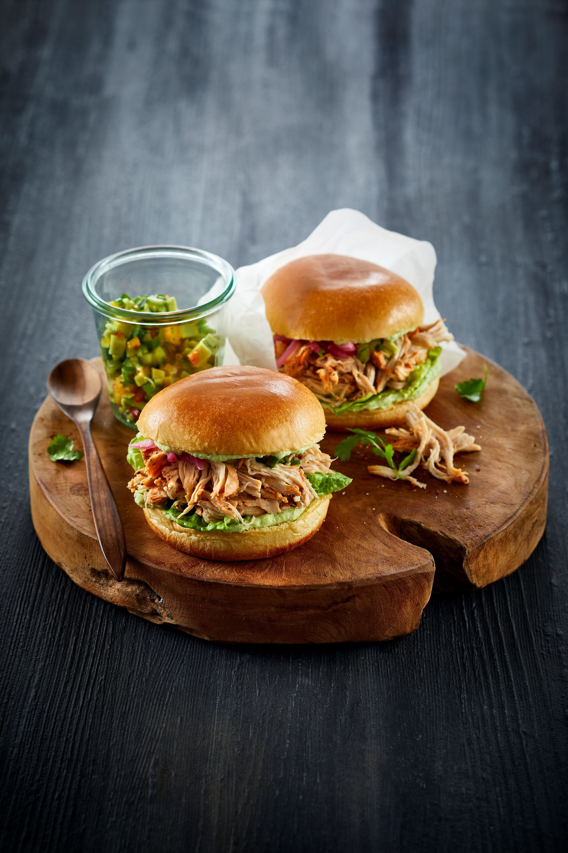 Pulled Chicken Burger mit Avocado Salat