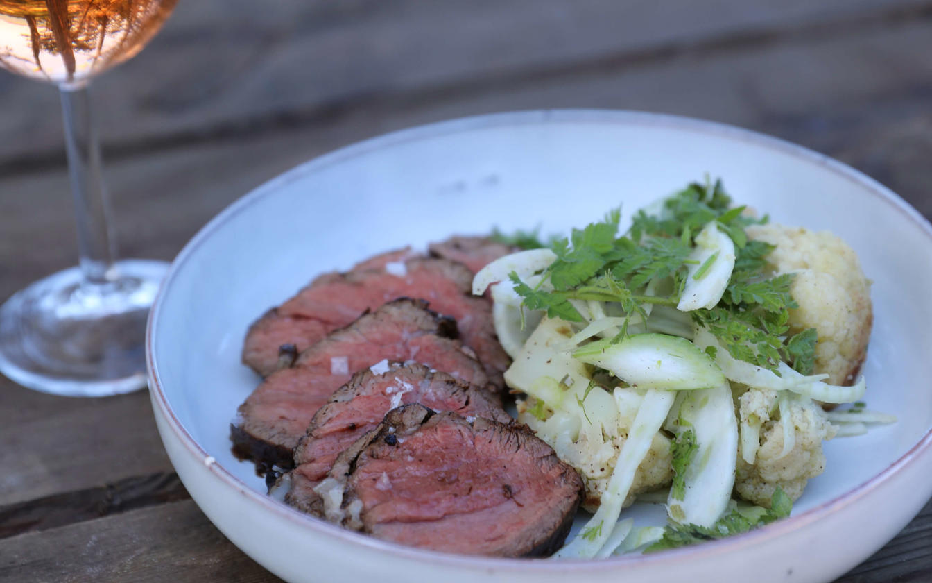 Grillet kalvemørbrad med grønt marineret i vinaigrette