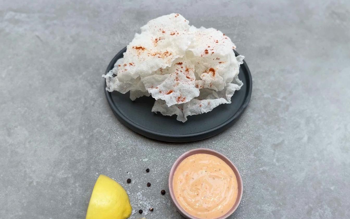 Rispapirchips med spicy mayo