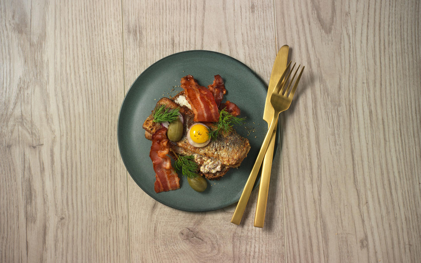 Stegte sild med sprødstegt bacon