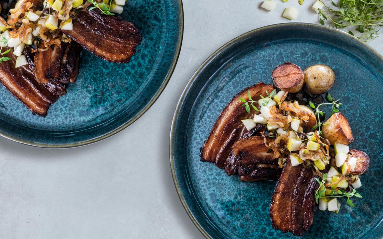 Stegt flæsk på panden med pære og løg