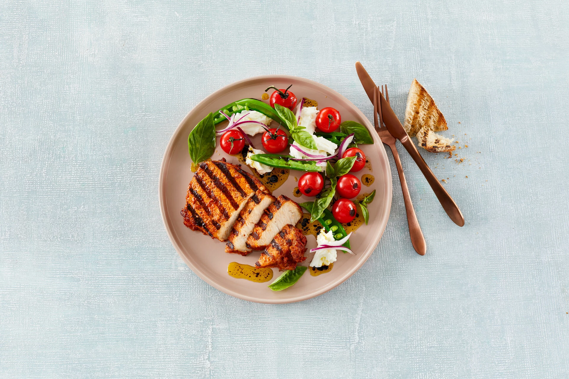 Grillede koteletter med lune tomater, mozzarella og balsamico glaze
