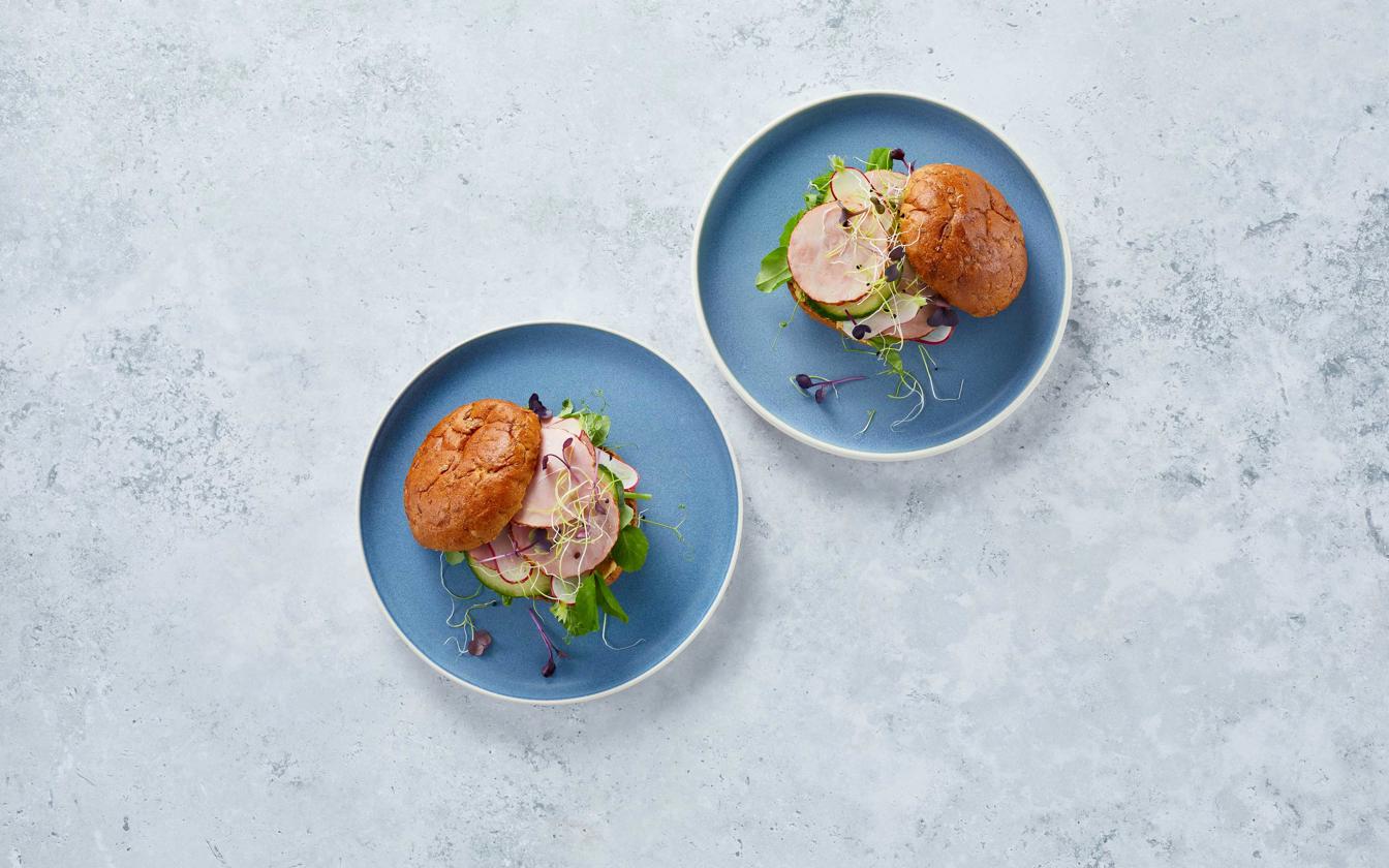 Rugbrødsbolle med skinke