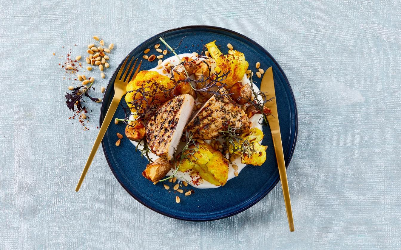 Grillede koteletter med sprøde kartofler og ingefær-yoghurt