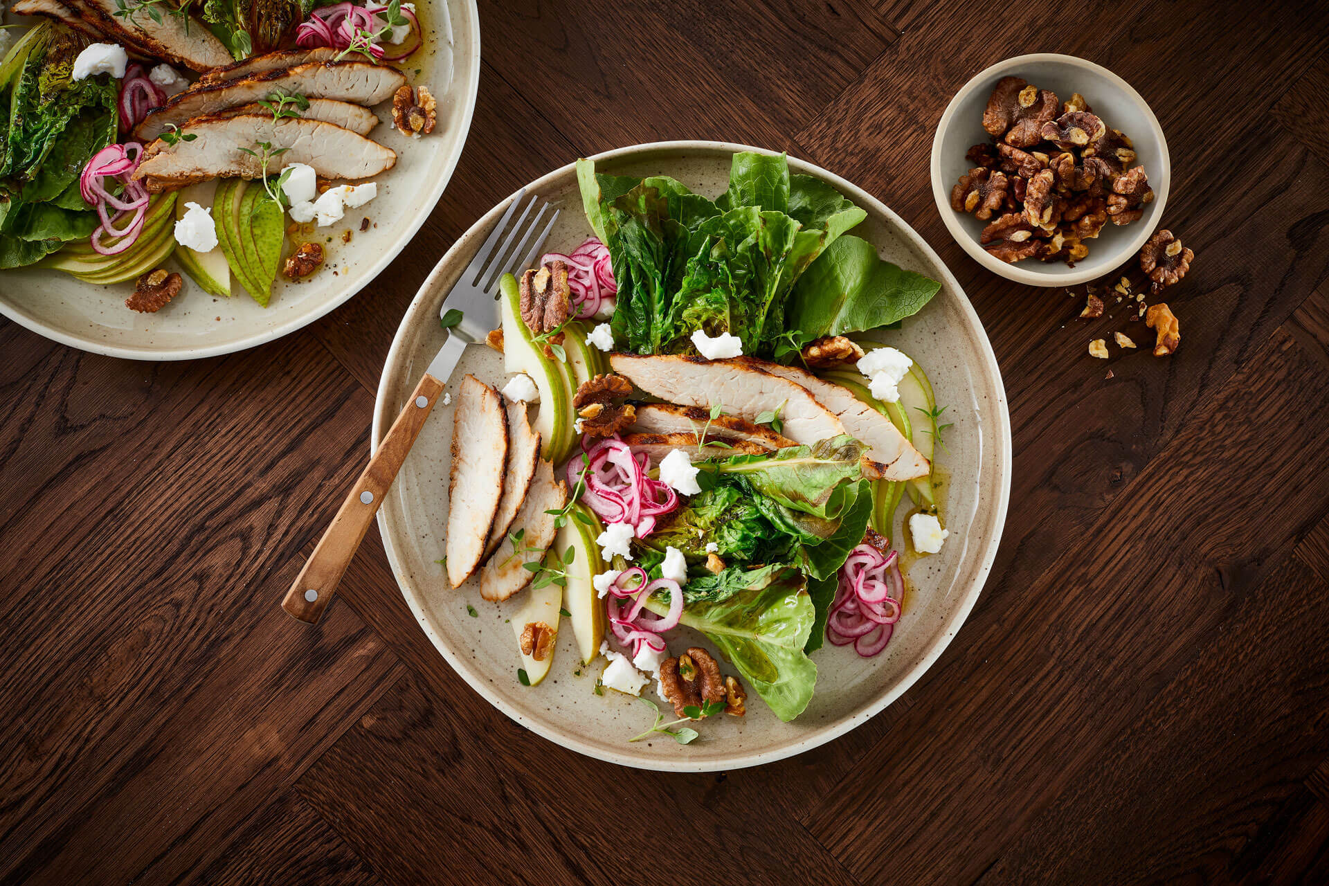 Grillet flanksteak med salat og ristede valnødder