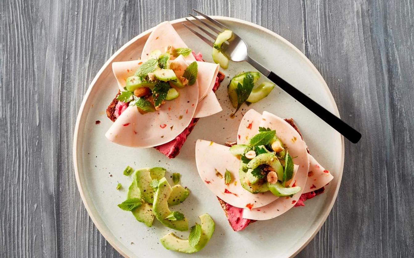 Veggie mad med rødbedehummus og mynteagurker