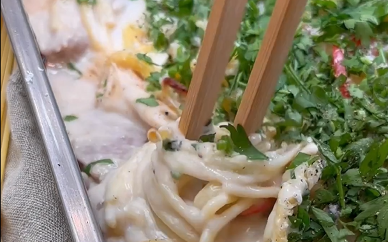 Bagt spaghetti med svinemørbrad