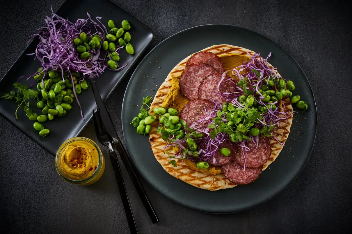 Fladbrød med spegepølse