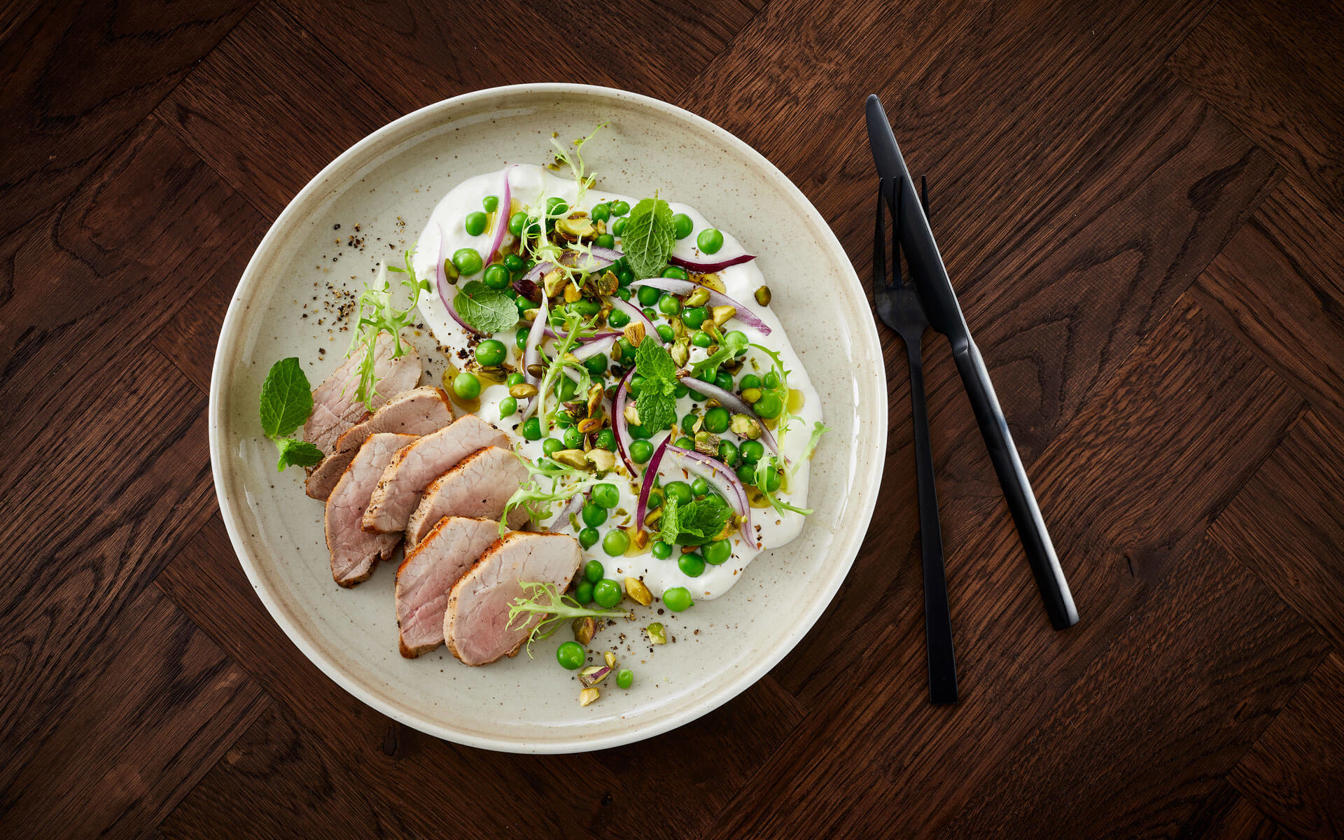 Skinkemignon med fetaostcreme og friske ærter