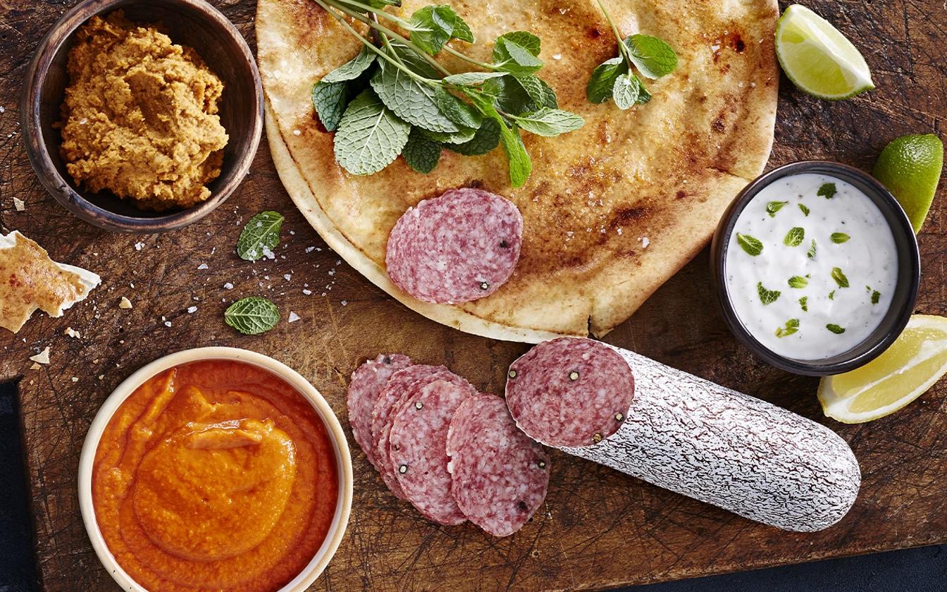 Salami med harissa og fladbrød