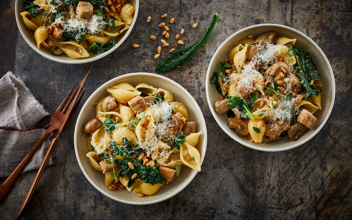 Pasta med skinketern, svampe og palmekål