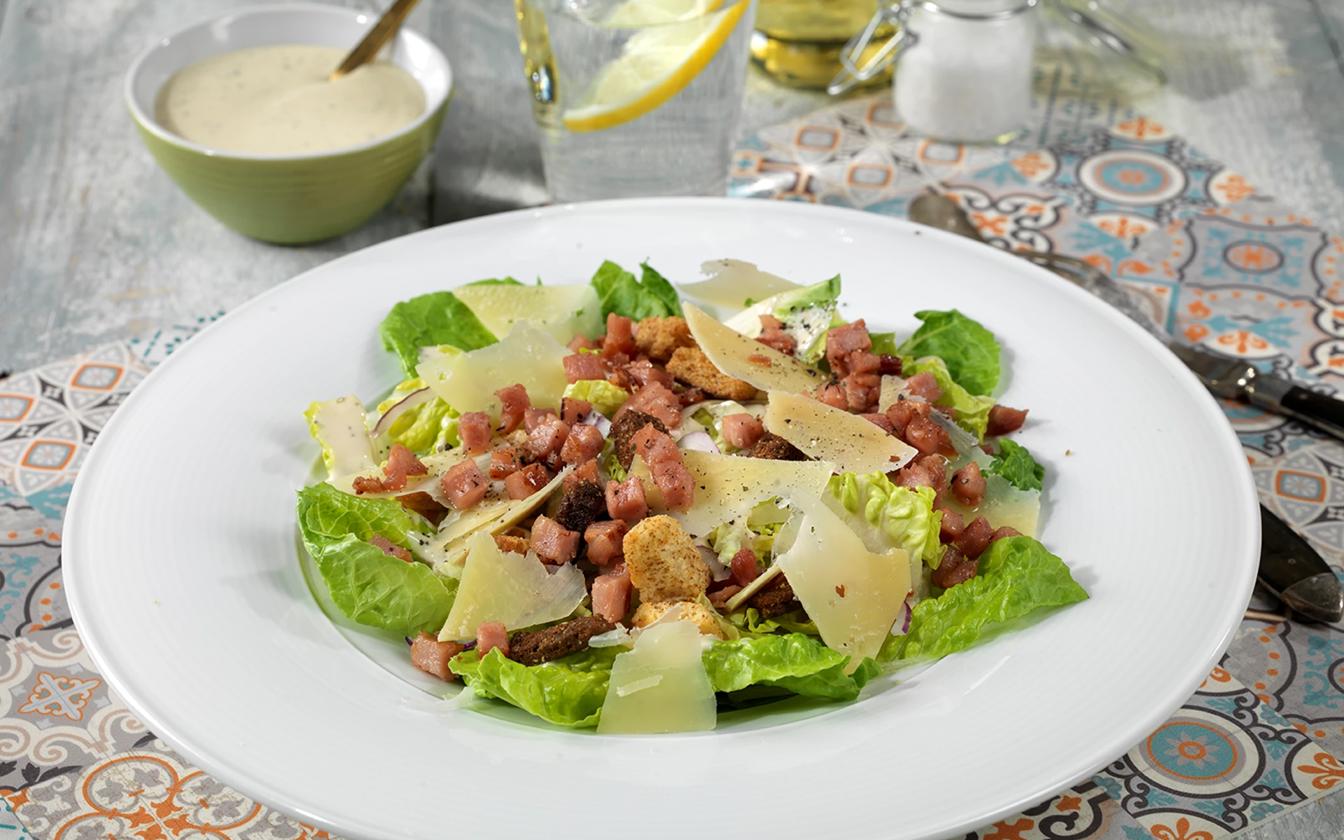 Cæsarsalat med ternet bacon