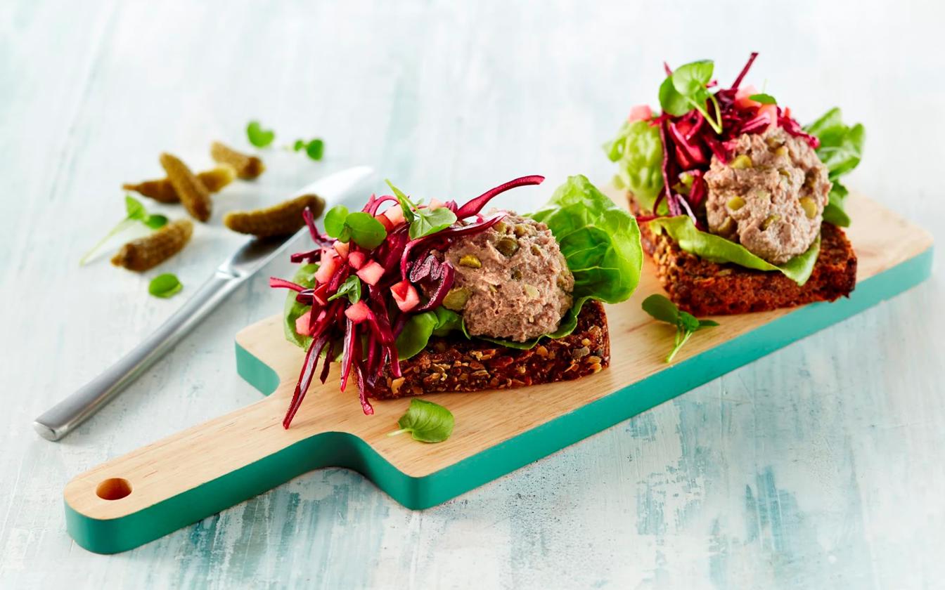 Rugbrød med baconpostej, rødkål og cornichon