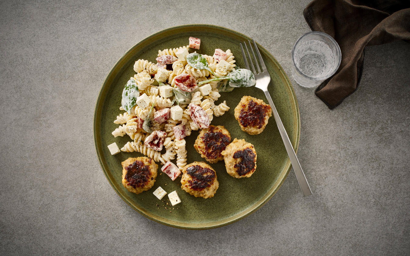 Frikadeller med pastasalat