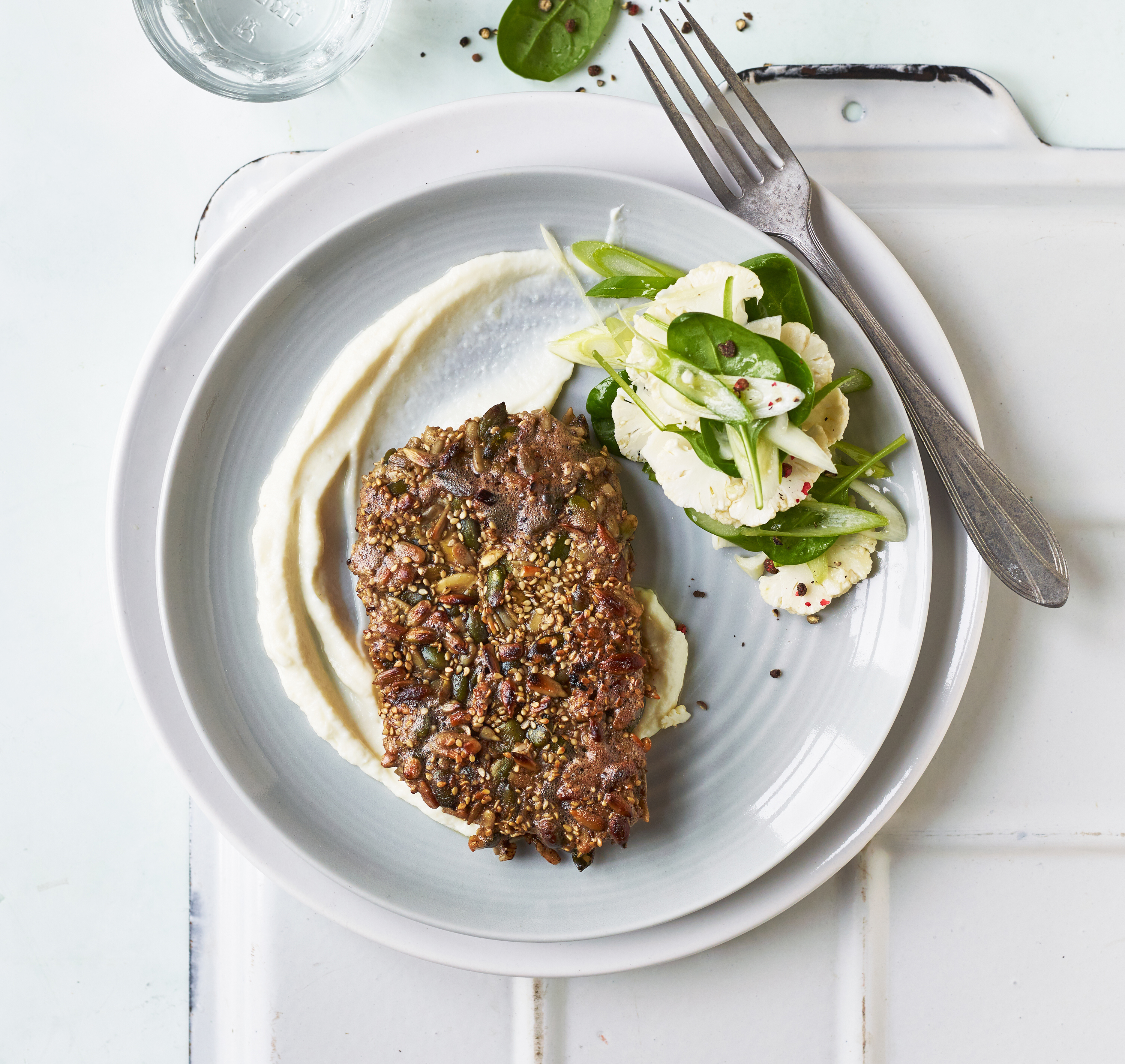 Kotelet paneret i frø og kerner med blomkålscreme og salat