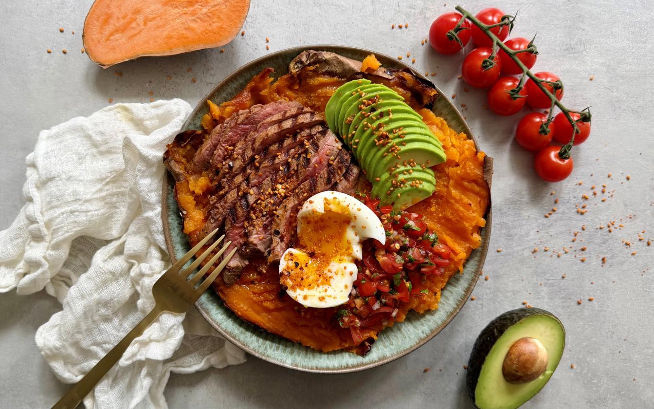 Sød kartoffel bowl med flanksteak