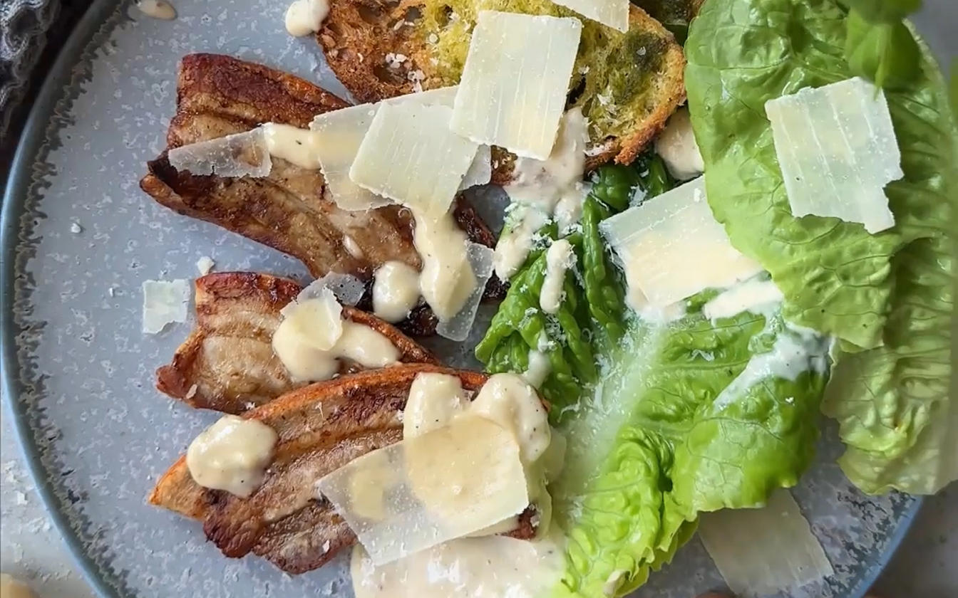 Cæsar salat med grillet flæsk