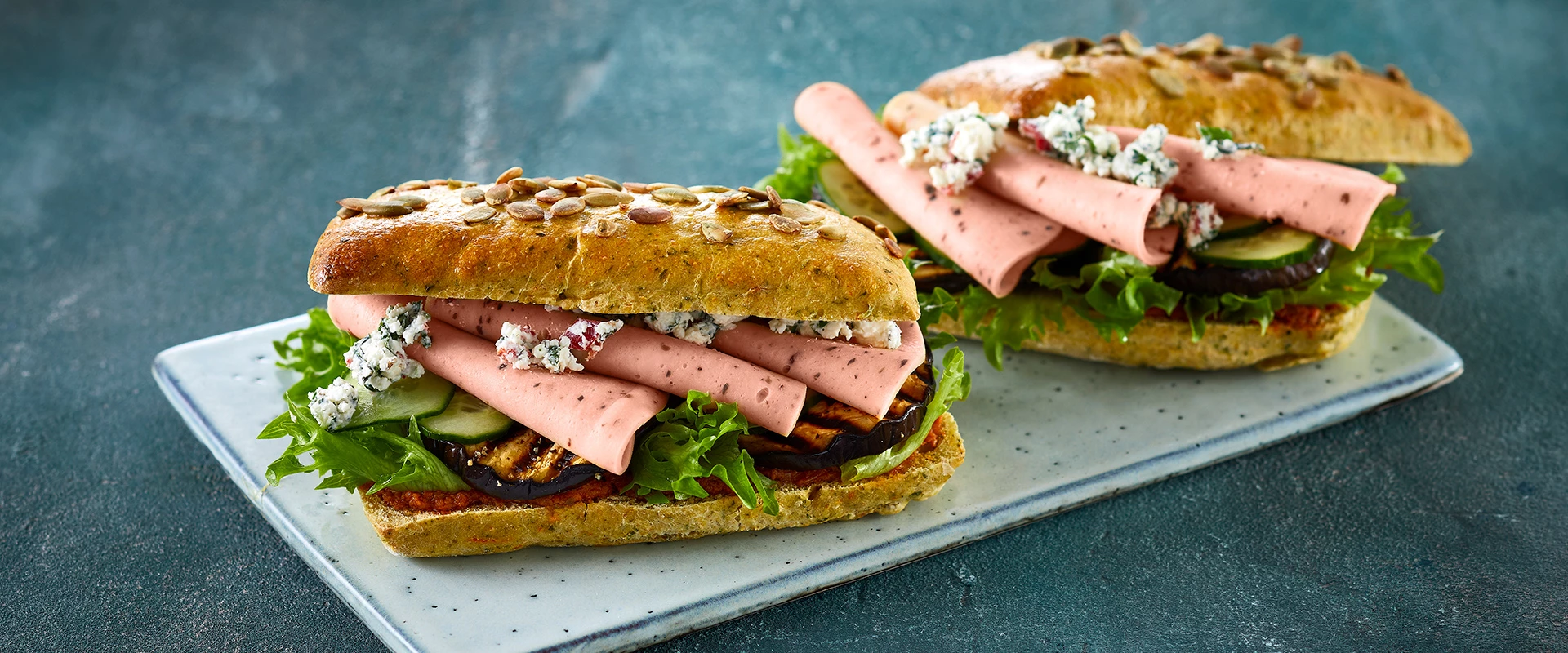 Hjemmebagt sandwichbolle med jægerpølse