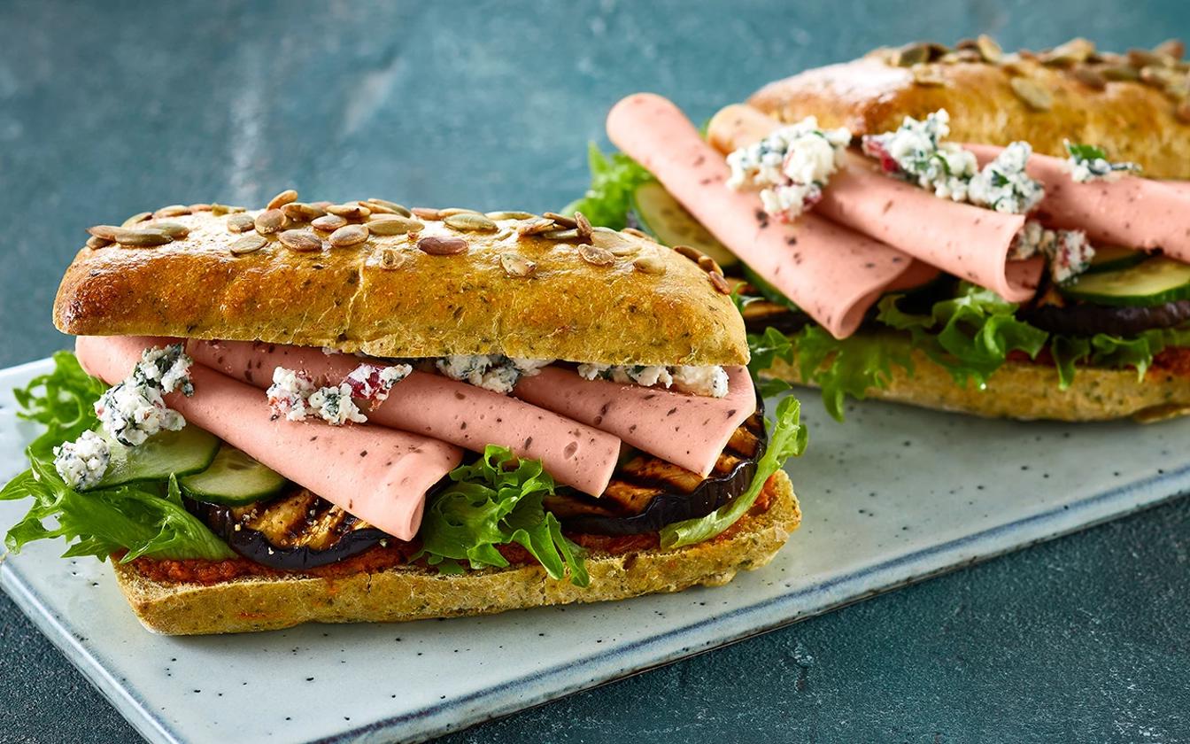 Hjemmebagt sandwichbolle med jægerpølse
