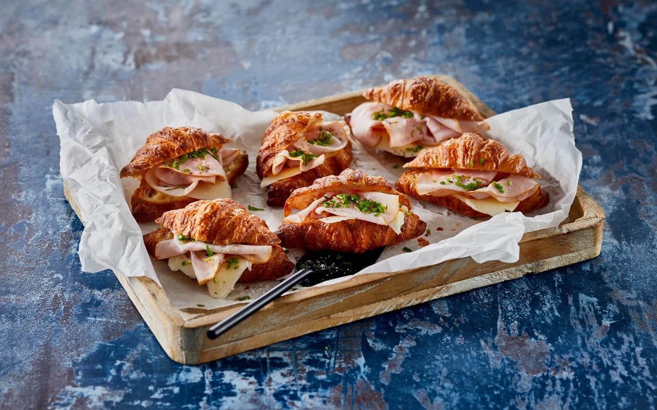 Croissant med fyld af skinke og ost